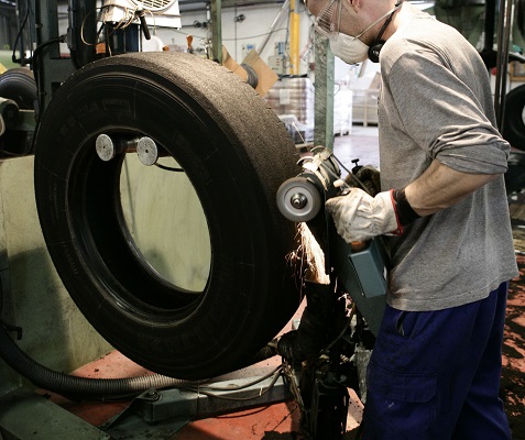 Antes de recauchutar, cada carcasa se somete a controles técnicos exhaustivos