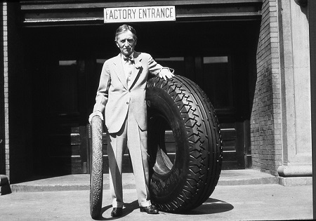 Fundada en Akron (Ohio, Estados Unidos) en 1900 por Harvey S. Firestone