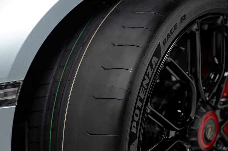 Bridgestone Potenza Race R para el Lamborghini Revuelto SV