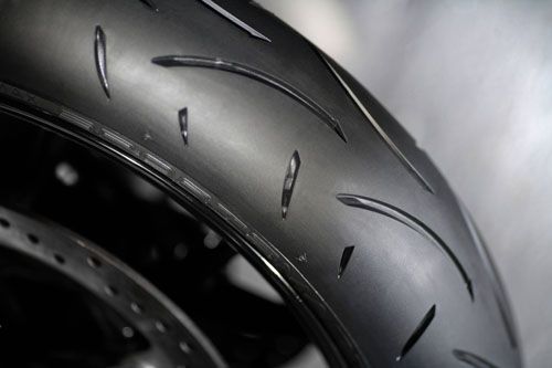 Acelera el drenaje del agua y optimiza el rendimiento sobre suelo mojado