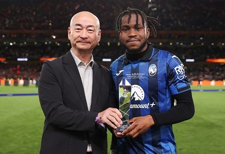 Ademola Lookman, recibe el trofeo al 'Player of the Match