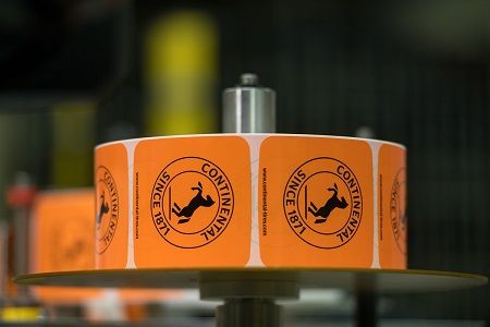 Adiós a la pegatina con el logo de la marca