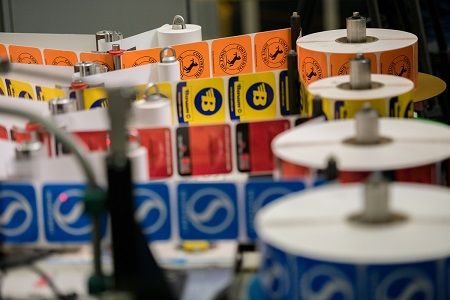 Adiós a la pegatina con el logo de la marca 