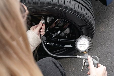 Antes de viajar, debería comprobarse la presión del inflado de las gomas