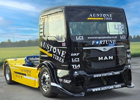 Camión con los colores de  FORTUNE TIRES y AUSTONE TIRES 