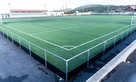 Campo de fútbol con medidas para evitar liberar microplásticos