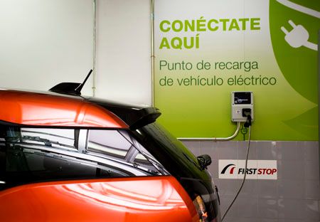 Cargadores para coches eléctricos en los talleres de First Stop