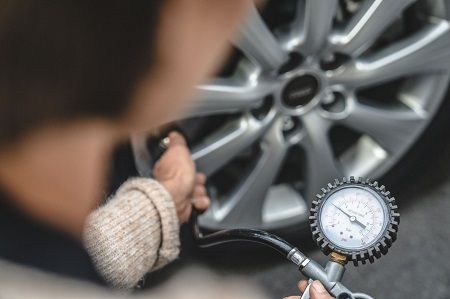 Comprobar y cuidar la presión de los neumáticos al menos una vez al mes