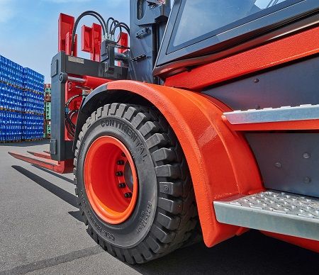 Continental utiliza negro de humo reciclado para sus neumáticos macizos 