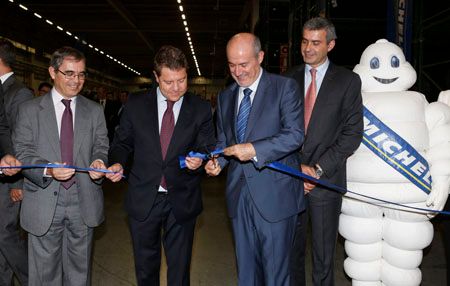 Corte de la cinta por las autoridades