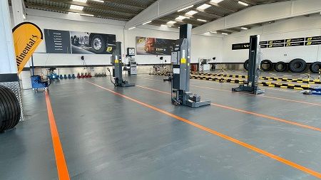 Cuenta con 10 puestos de camión y 6 de turismo y furgoneta 