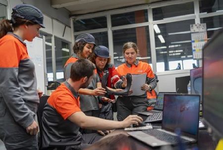 Cuenta con una plantilla de 900 personas