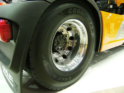 DAF calza de serie la gama Kmax y Fuelmax de Goodyear