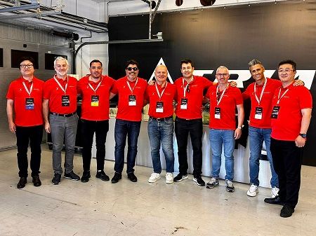 Directivos de Triangle Tyre y Tiresur en la EffeXperience de Budapest