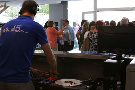 Dj amenizando la inauguración