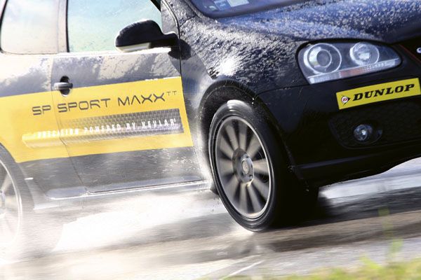 Dunlop contrarrestó con el aquaplaning
