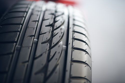 El dibujo deportivo de la banda de rodadura está diseñado para dar el máximo control y tracción