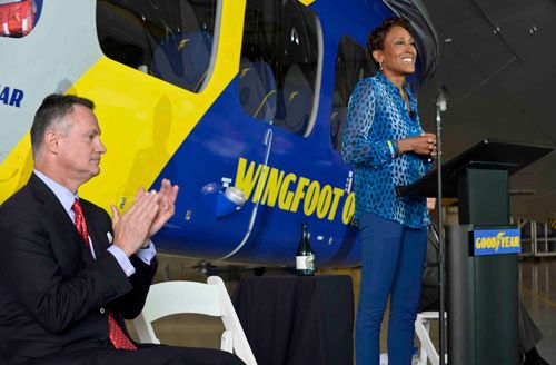 El nuevo dirigible fue bautizado por Robin Roberts