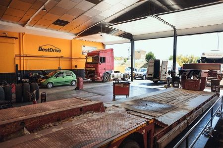 El taller dispone de 1.300 m2, que atienden 14 trabajadores