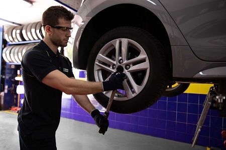 Empleado de Euromaster en el cambio de un neumático