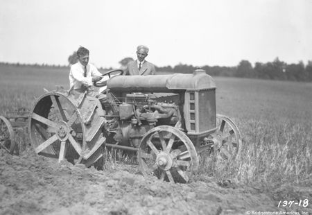 En los años 30 la compañia introdujo neumáticos de caucho en tractores y maquinaria agrícola