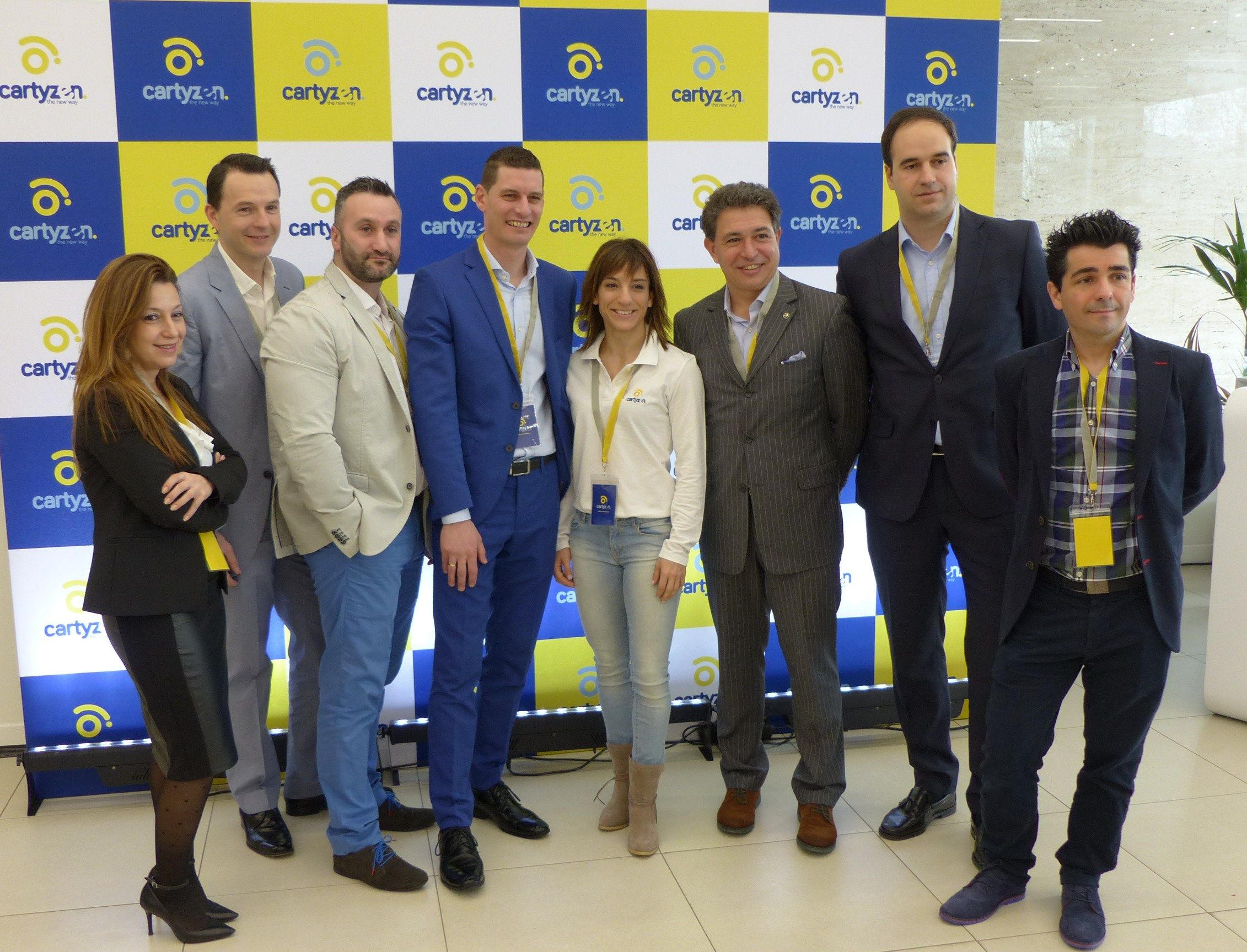Equipo de Cartizen en España y Sandra Sánchez