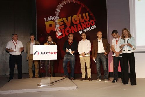 Esther Diez con representantes de los talleres asociados de First Stop