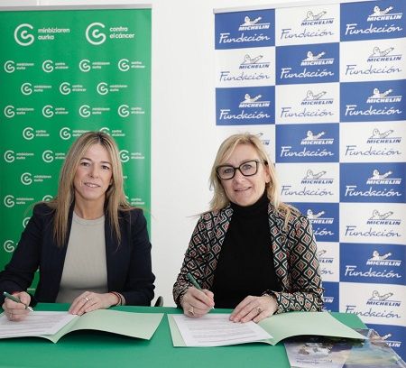 Firma del convenio entre Contra el Cáncer en Álava y Fundación Michelín