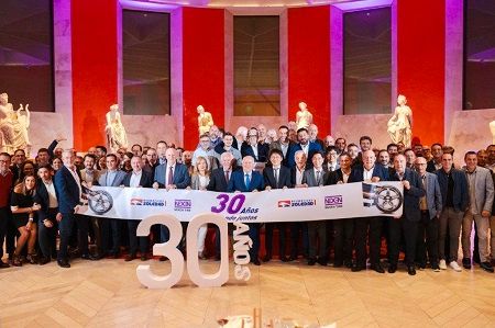 Foto de familia con los invitados al evento