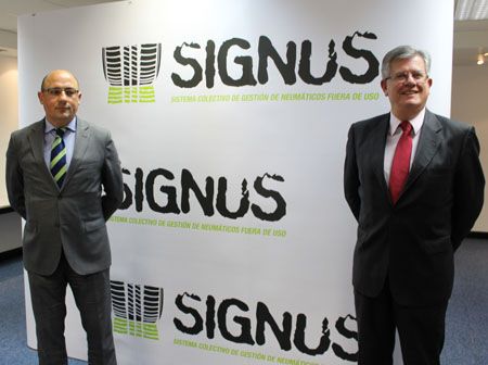 Gabriel Leal y Julián Madruga, junto a la nueva imagen corporativa