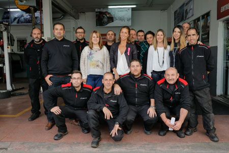 Gemma Mengual visita por sorpresa a Neumáticos Quintana