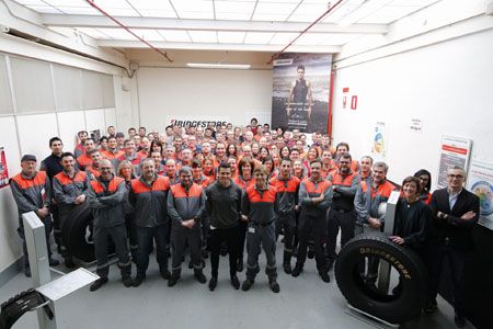 Gómez Noya visita la fábrica de Bridgestone en Basauri
