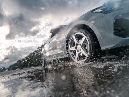 Gran maniobrabilidad a alta velocidad con la mejor seguridad en superficies mojadas