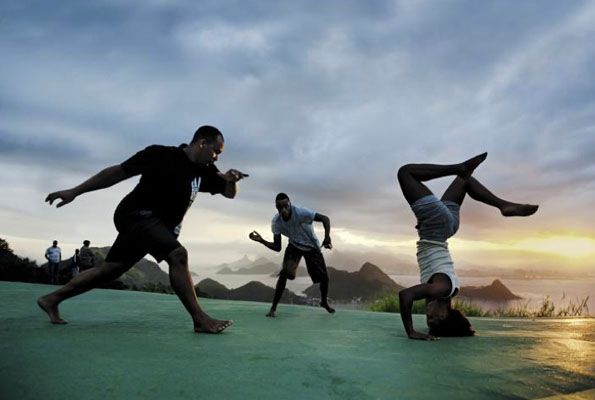 Grupo practicando la capoeira