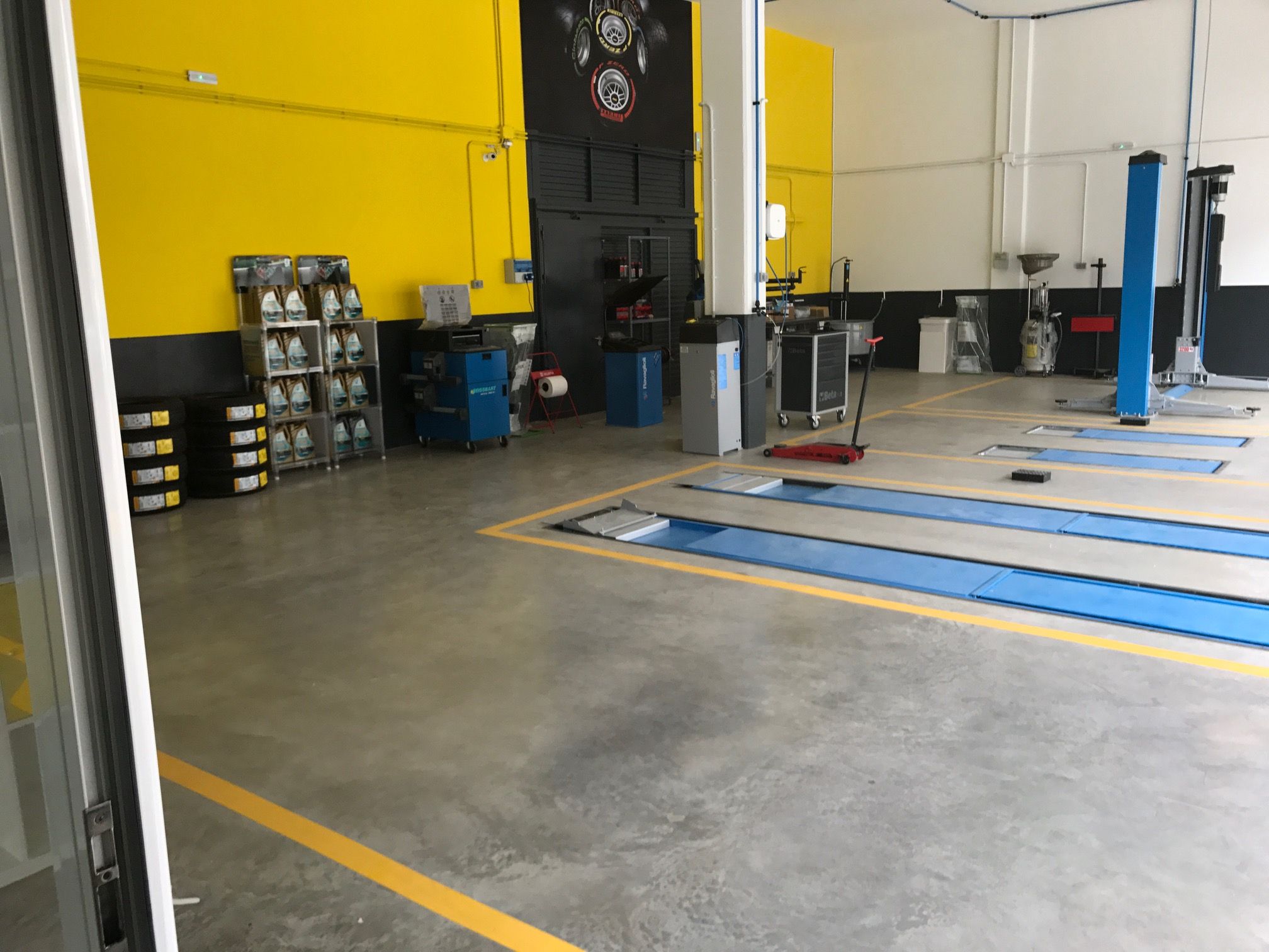 Interior del taller Dima Motor