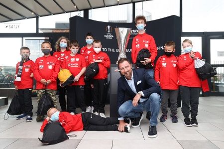 Jerzy Dudek y los niños invitados con el trofeo