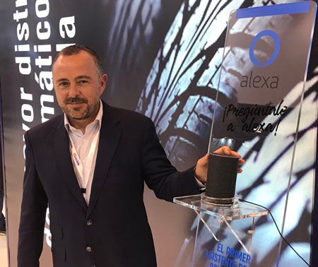 Joaquín Pérez de Grupo Soledad con el asistente Alexa de Amazon