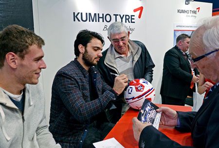 Jugadores del Olympique de Lyon en stand Kumho
