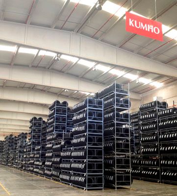 Kumho inaugura su primer almacén propio en España