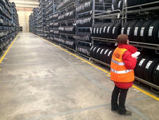 Kumho inaugura su primer almacén propio en España