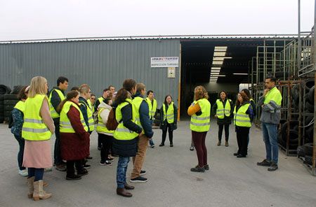 La asociación Down Alicante visita la fábrica de neumáticos de Insa Turbo