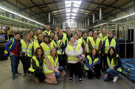 La asociación Down Alicante visita la fábrica de neumáticos de Insa Turbo