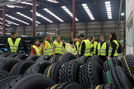 La asociación Down Alicante visita la fábrica de neumáticos de Insa Turbo
