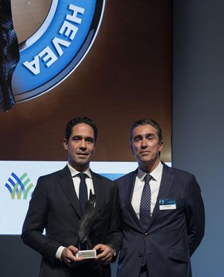 Mario Recio, recogiendo el premio al Mejor Neumático de Turismo 2019