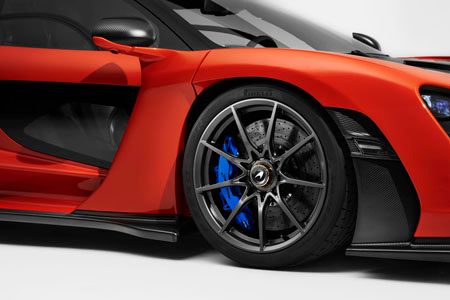 McLaren Senna con Pirelli P Zero