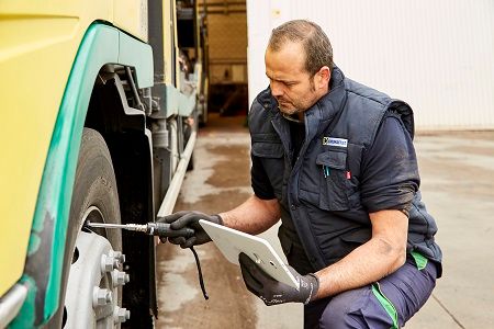 Mecánico Euromaster revisando neumáticos de camión