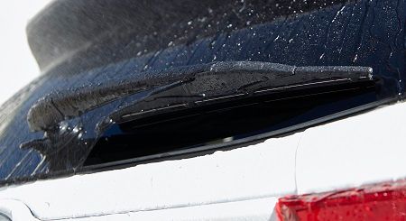 Michelin recomienda utilizar un paño para limpiar el perfil de la escobilla con espray o líquido limpiaparabrisas 