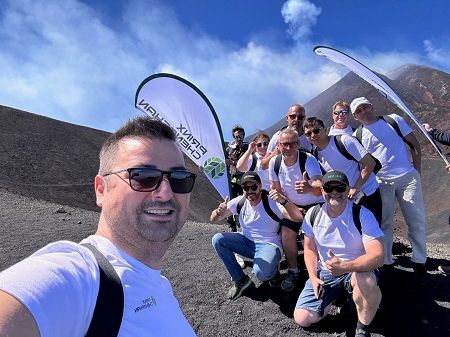 Miembros del equipo europeo de Prinx Chengshan suben al Monte Etna