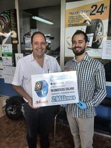 Miguel López de Neumáticos Solano recibe el premio