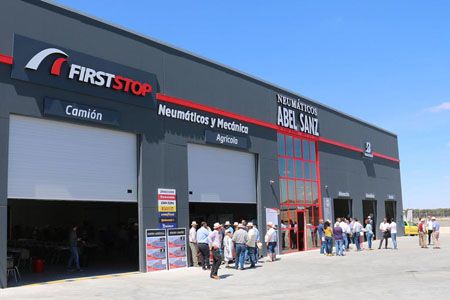 Neumáticos Abel Sanz inaugura su nuevo taller en Arévalo